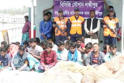 নিষেধাজ্ঞা অমান্য করে ইলিশ ধরায় লক্ষ্মীপুরে ২২ জেলে আটক
