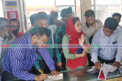 বরিশালে অতিরিক্ত মূল্যে মাস্ক বিক্রি, ৬৫ হাজার টাকা জরিমানা