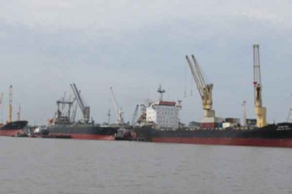 মোংলা বন্দরে জাহাজে এক সপ্তাহ পর পণ্য খালাস শুরু