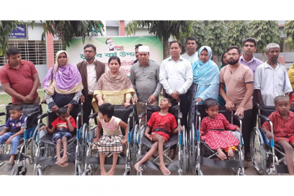 মুজিববর্ষ উপলক্ষে দৌলতপুরে হুইল চেয়ার বিতরণ