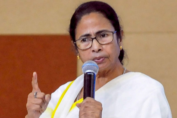 মুরগির সঙ্গে করোনার সম্পর্ক নেই, আশ্বাস মমতার