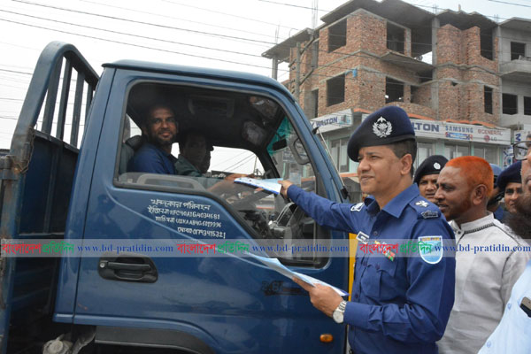 নরসিংদীতে করোনা প্রতিরোধে পুলিশের সর্তকতামূলক লিফলেট বিতরণ