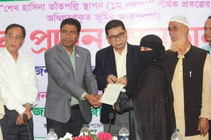 তাঁতপল্লী স্থাপনে অধিগ্রহণকৃত ভূমির ক্ষতিপূরণের চেক বিতরণ