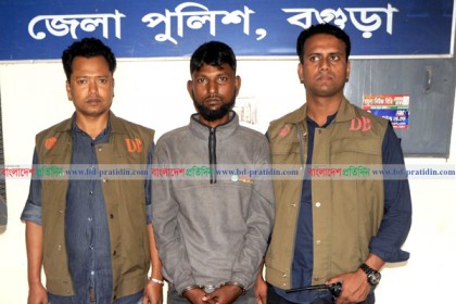 অস্ত্রের ক্রেতা সেজে বিদেশি পিস্তলসহ যুবককে গ্রেফতার করল ডিবি 