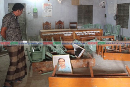 বগুড়ায় আওয়ামী 
লীগ অফিসে হামলা, ভাঙচুর