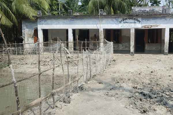 স্কুলমাঠে পুকুর খনন