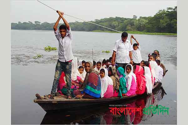 মাঝিবিহীন নৌকায় জীবনের ঝুঁকি নিয়ে স্কুলে যায় দেড় শতাধিক শিক্ষার্থী