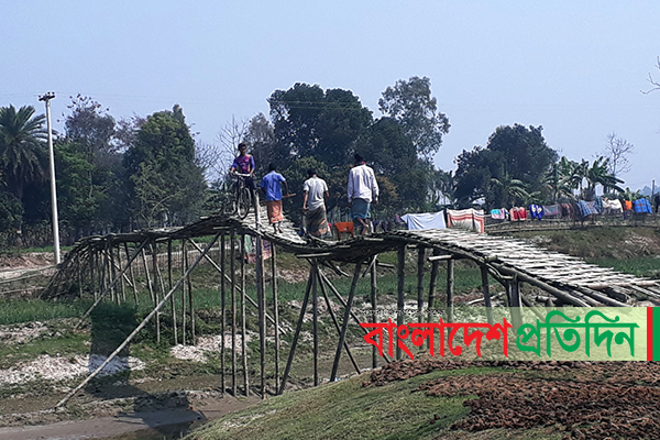 ঝুঁকি নিয়ে পার হতে হয় ছোট যমুনা নদী!