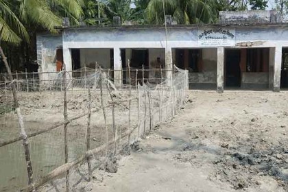 স্কুলমাঠে পুকুর খনন