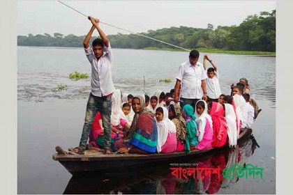 মাঝিবিহীন নৌকায় জীবনের ঝুঁকি নিয়ে স্কুলে যায় দেড় শতাধিক শিক্ষার্থী