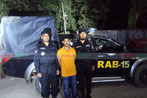 ২৪ ভরি স্বর্ণালঙ্কার, অস্ত্র ও ইয়াবাসহ রোহিঙ্গা যুবক আটক