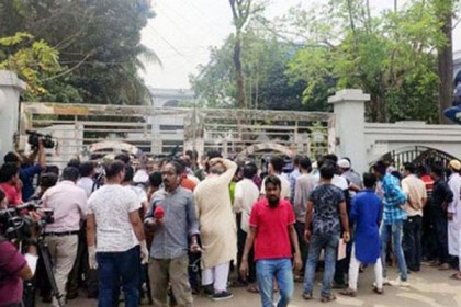 আশকোনার হজ ক্যাম্পে তুমুল হট্টগোল, পুলিশ মোতায়েন