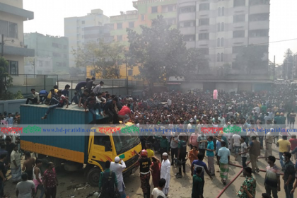 মিরপুরে ঝুটপট্টি বস্তিতে আগুন