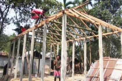 লালমনিরহাটে টর্নেডোয় ক্ষতিগ্রস্ত পরিবারগুলি পেল ত্রাণ