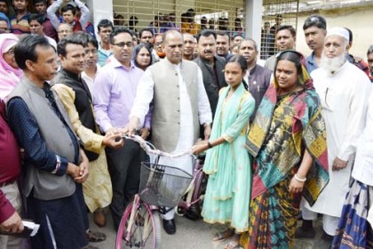 বাগমারায় ক্ষুদ্র নৃ-গোষ্ঠীর শিক্ষার্থীদের মাঝে শিক্ষা উপকরণ বিতরণ