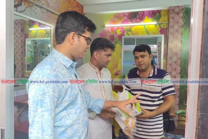 করোনা সচেতনতায় সেলুনে হ্যান্ডওয়াশ ও টিস্যু বিতরণ