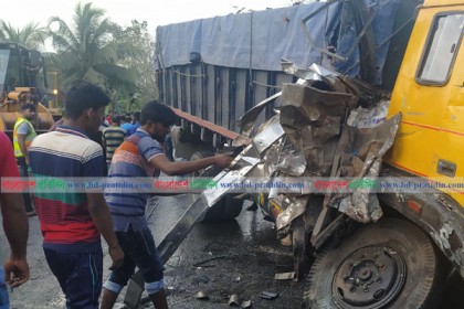 বাগেরহাটে বাস-ট্রাক সংঘর্ষে নিহত ৫, আহত ৩৫