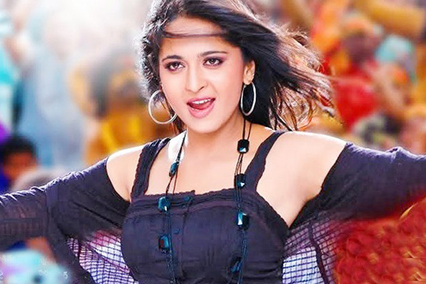 অবশেষে প্রেমের কথা স্বীকার করলেন আনুশকা