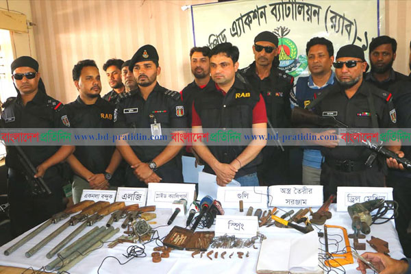 নোয়াখালীতে অস্ত্র তৈরির কারখানার সন্ধান, ৫ আগ্নেয়াস্ত্রসহ আটক ২