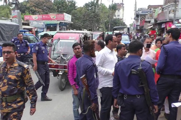 ঝিনাইদহে করোনা প্রতিরোধে বিএনপির লিফলেট বিতরণ