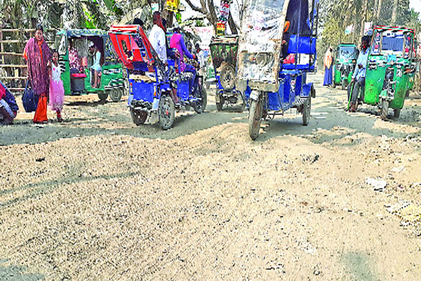দুই কিমি সড়কে দুর্ভোগ ছয় উপজেলার মানুষের