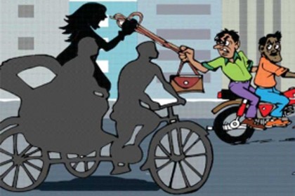 ছিনতাইকারীদের টানে রিকশা থেকে ছিটকে পড়ে নারীর মৃত্যু: আটক ৪