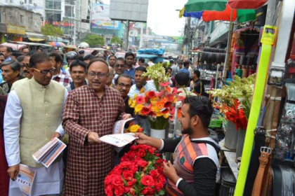 করোনা প্রতিরোধে সচেতনতা বাড়াতে লিফলেট বিতরণ