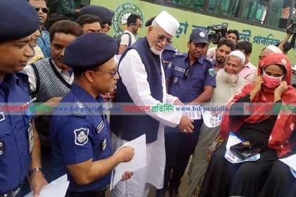 বগুড়ায় করোনা নিয়ে সচেতনতায় পুলিশের মাস্ক ও লিফলেট বিতরণ