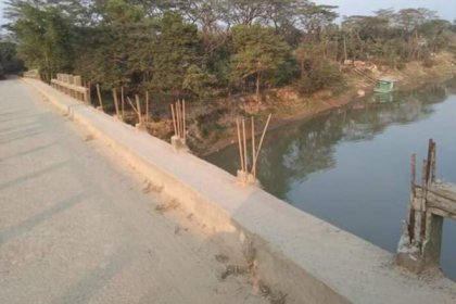 কুমিল্লার যে ব্রিজ ভেঙ্গে খাচ্ছে মাদকাসক্তরা !