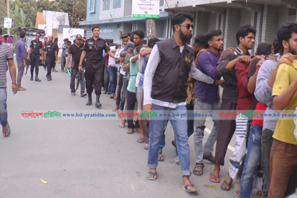 পাবনায় আওয়ামী লীগ নেতার মদের দোকানে অভিযান