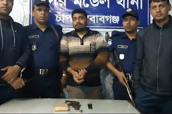 চাঁপাইনবাবগঞ্জে অস্ত্র ও বিস্ফোরক মামলার আসামি গ্রেফতার