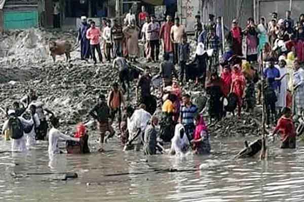 শরণখোলায় সেতু হেলে পড়ার একদিন পর অর্ধশত যাত্রী নিয়ে নৌকা ডুবি