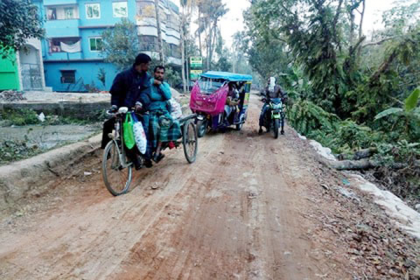 অসংখ্য খানাখন্দ, বাটাজোর-শরিকল সড়ক চলাচলের অনুপযোগী 