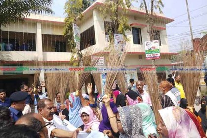 বেগমগঞ্জের ইউএনওকে অপসারণের দাবিতে জুতা ও ঝাড়ু মিছিল