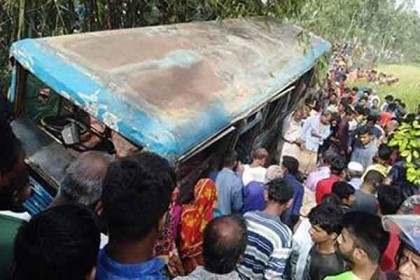 বাস খাদে পড়ে পঞ্চগড়ে নিহত ১ 