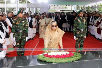 মুজিববর্ষে বঙ্গবন্ধুর প্রতিকৃতিতে প্রধানমন্ত্রীর শ্রদ্ধা