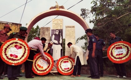 মোরেলগঞ্জে জাতির পিতার প্রতিকৃতিতে পুষ্পার্ঘ অর্পণ