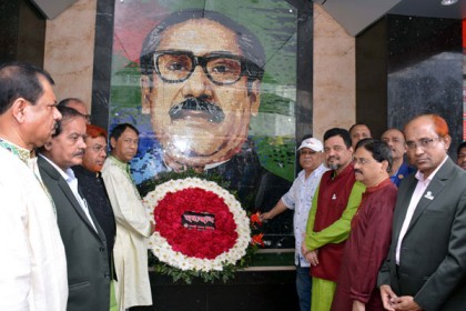 জাতির পিতার প্রতিকৃতিতে রূপালী ব্যাংকের শ্রদ্ধাঞ্জলি