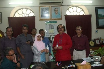 জবি রসায়ন বিভাগের উদ্যোগে হ্যান্ড সেনিটাইজার তৈরি