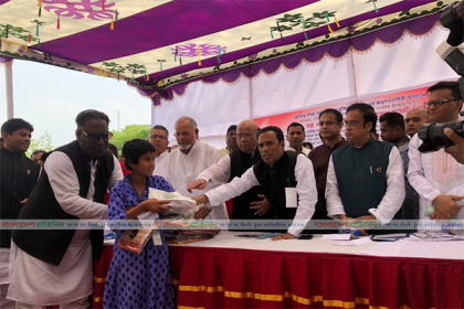 বঙ্গবন্ধুর জন্মশতবার্ষিকী উপলক্ষে দুস্থদের মাঝে খাদ্য-বস্ত্র বিতরণ