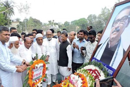 মাগুরায় বঙ্গবন্ধুর প্রতিকৃতিতে পুষ্পমাল্য অর্পণ