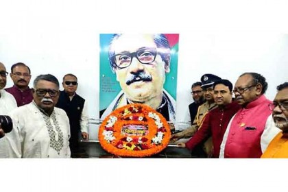 সাতক্ষীরায় প্রথম প্রহরে বঙ্গবন্ধুর প্রতিকৃতিতে শ্রদ্ধা 