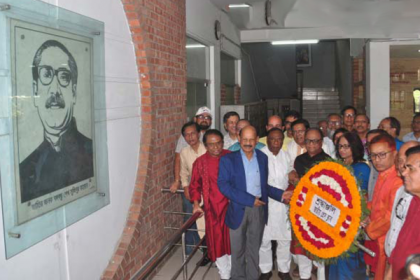 মুজিববর্ষে বঙ্গবন্ধুর প্রতিকৃতিতে জাতীয় প্রেস ক্লাবের শ্রদ্ধা