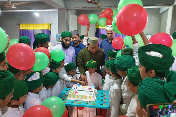মুজিববর্ষে কুমিল্লায় এতিম শিশুদের মাঝে কেক ও রঙিন বেলুন  
