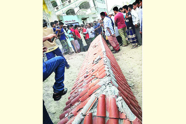 কলেজের ফটক ধসে নিহত ৪