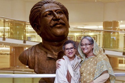 বাবাকে নিয়ে কবিতা লিখলেন রেহানা, আবৃত্তি করলেন শেখ হাসিনা