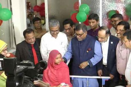 জনসমাগম এড়িয়ে চলতে বলে নিজেই দলবল নিয়ে হাসপাতালে স্বাস্থ্যমন্ত্রী