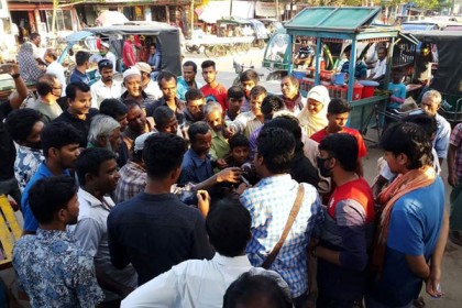 ধনবাড়ীতে করোনা সচেতনতায় লিফলেট ও মাস্ক বিতরণ