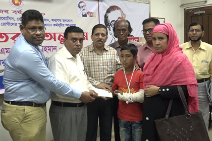 বরিশালে জটিল রোগে আক্রান্তদের মাঝে ৯০ লাখ টাকার চেক বিতরণ 