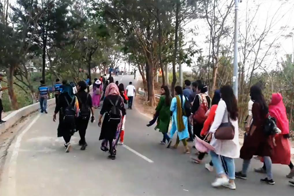 
বান্দরবানে পর্যটকের আগমনে আতঙ্কে স্থানীয়রা